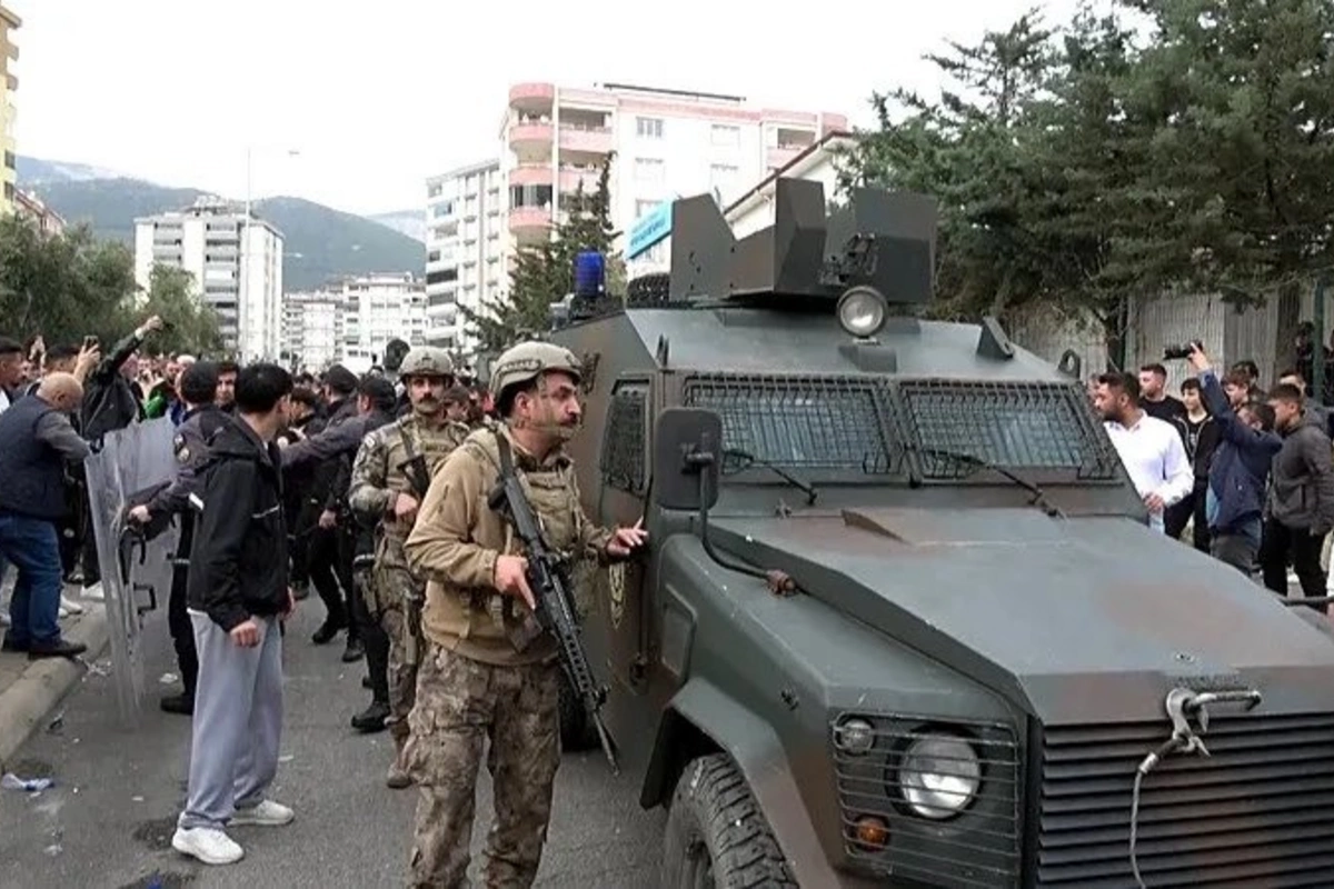 Məktəbdə 9 şagirdi öldürən İsanın cəsədi zirehli maşınla aparıldı, maşını saxlamağa çalışdılar