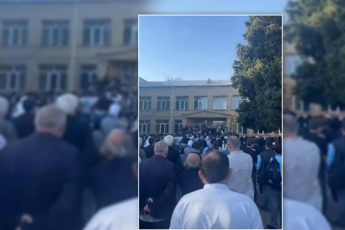 Məktəbdə səsləndirilən şüarlar - kimlərə xidmət edirlər?