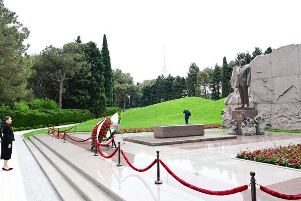 Mərakeş Krallığının şahzadəsi Fəxri və Şəhidlər xiyabanlarını ziyarət edib