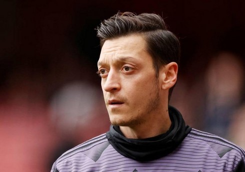 Mesut Özil karyerasını başa vurduğunu açıqlayıb