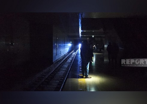Metroda işıqlar sönüb, metropoliten aydınlıq gətirib Metroda işıqlar sönüb, metropoliten aydınlıq gətirib
