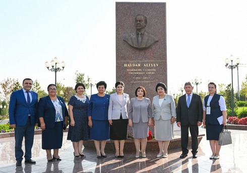 Milli Məclisin nümayəndə heyəti Daşkənddə Heydər Əliyev Meydanında olub Milli Məclisin nümayəndə heyəti Daşkənddə Heydər Əliyev Meydanında olub