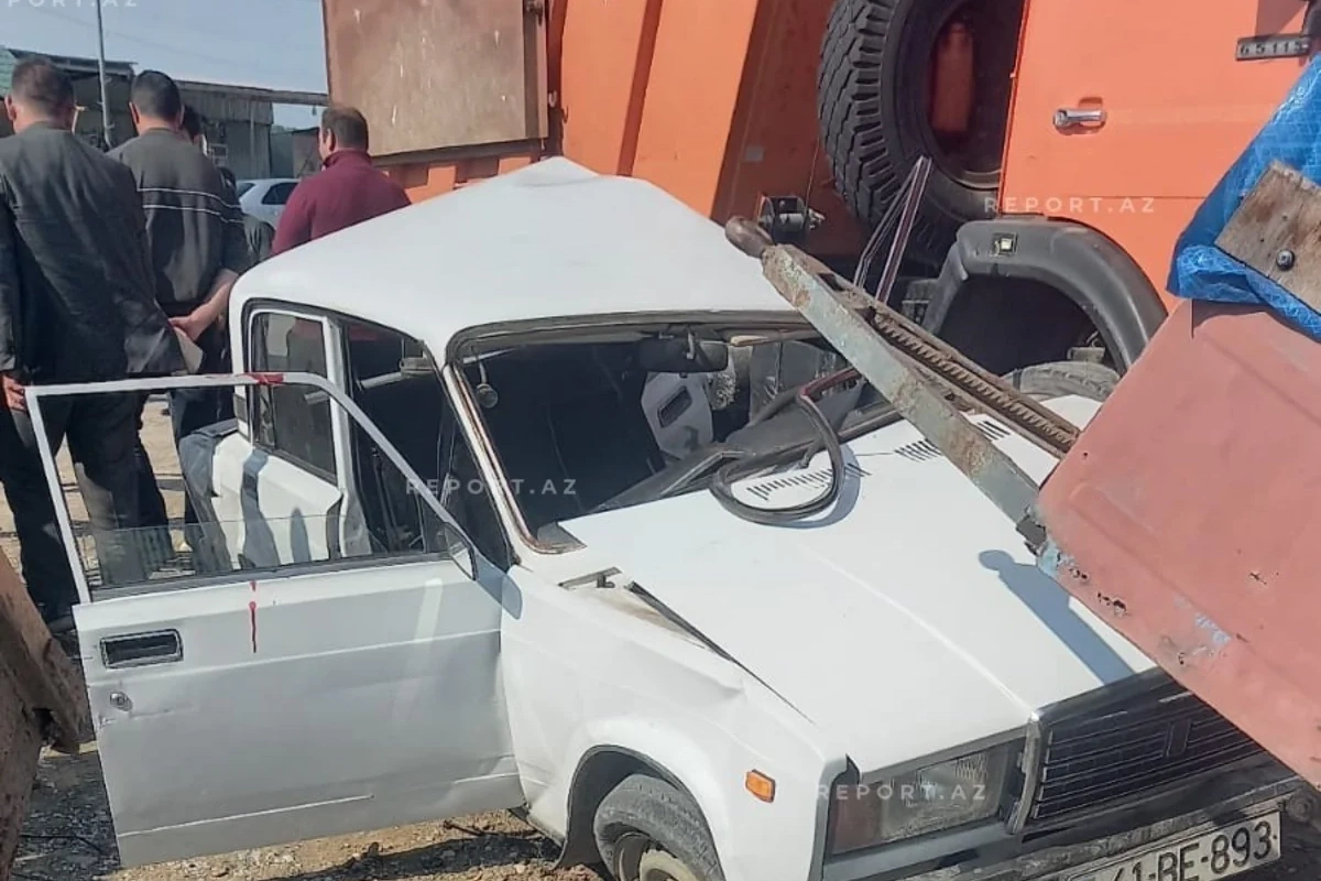 Minik və yük avtomobili toqquşub - Ölən və yaralananlar var