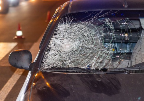 Şəmkirdə avtomobil ağaca çırpılıb, 5 nəfər xəsarət alıb