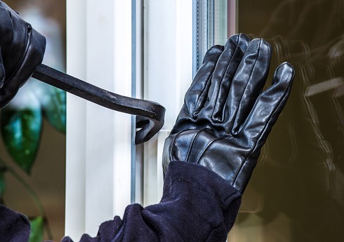 Şəmkirdə bir neçə evdən oğurluq edən şəxslər saxlanılıb Şəmkirdə bir neçə evdən oğurluq edən şəxslər saxlanılıb