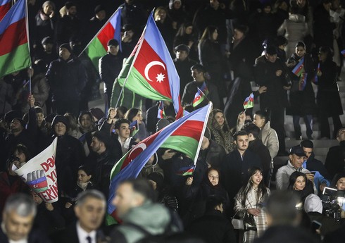 “Moskovski Komsomolets”: Seçki günü Azərbaycanın paytaxtında xüsusi təntənə ab-havası hiss olunub