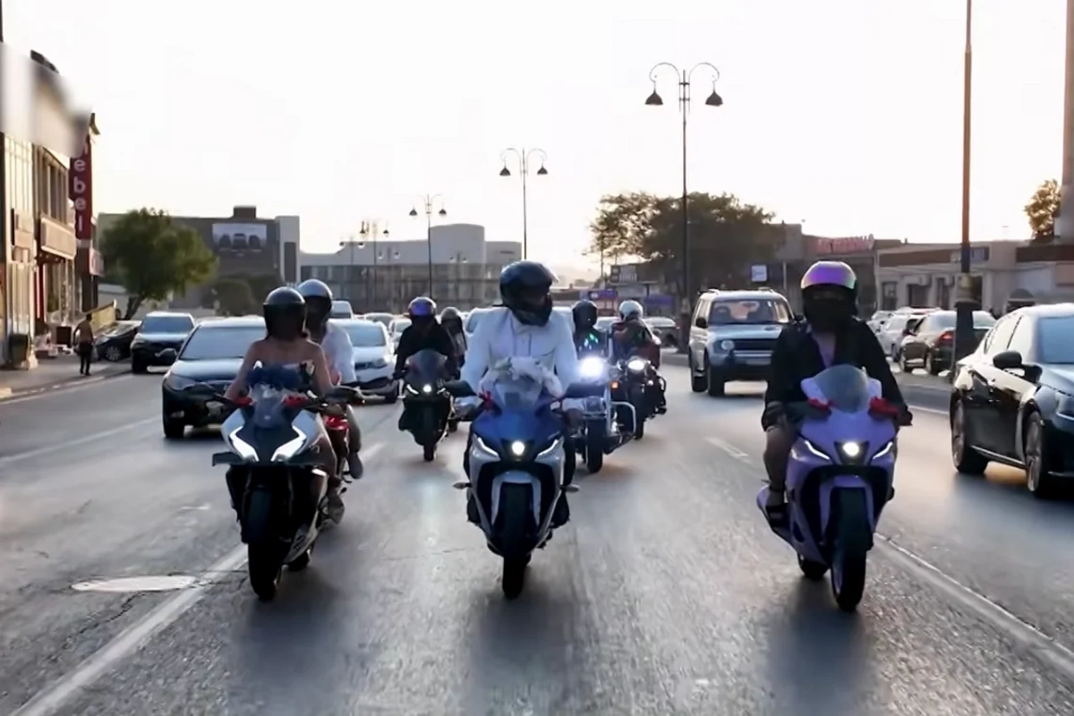 Motosikletlə toya gələn bəy və gəlin görənləri təəccübləndirdilər
