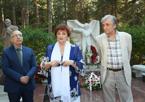 Müslüm Maqomayevin məzarı ziyarət edilib