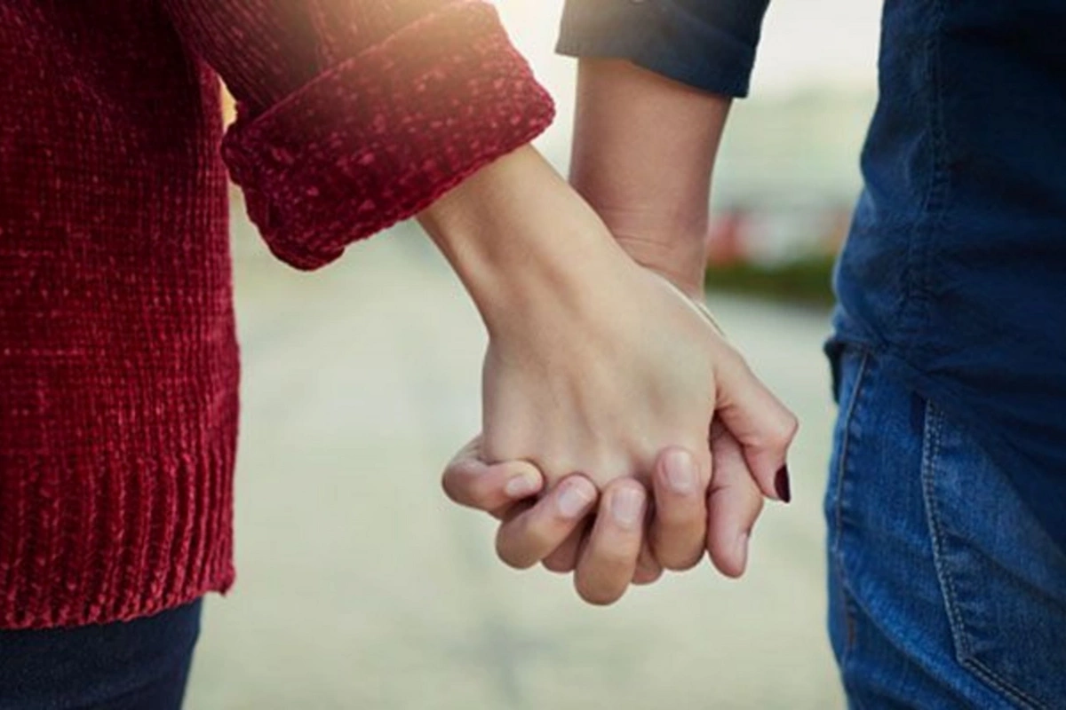 Naftalanda 40 yaşlı kişi küçədə sevgilisini qucaqladı, məhkəməlik oldu