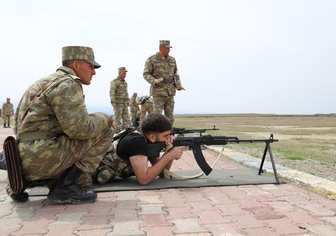 Naxçıvanda gənclərin atış təlimi keçirilib