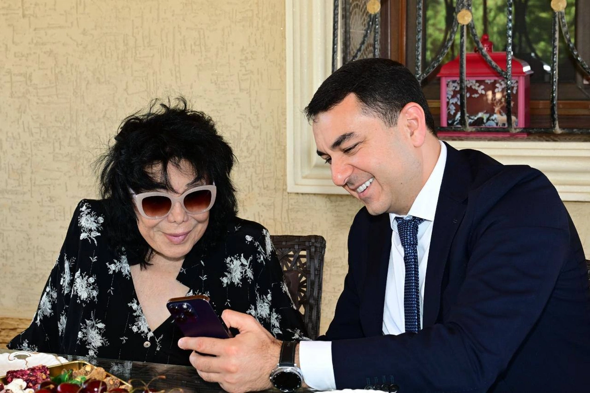Nazir 85 yaşı tamam olan Flora Kərimovanı evində ziyarət etdi