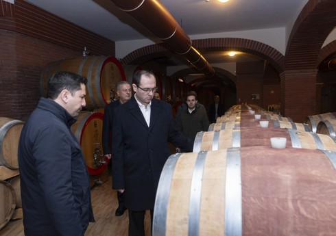 Nazir bölgələrdə fəaliyyət göstərən şərab istehsalı və quşçuluq müəssisələri ilə tanış olub