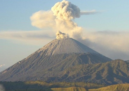 İndoneziyada Semeru vulkanı püskürüb İndoneziyada Semeru vulkanı püskürüb