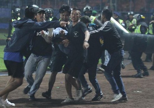 İndoneziyada stadionda baş verən iğtişaşlar nəticəsində azı 127 nəfər ölüb