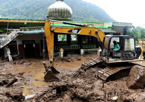 İndoneziyada torpaq sürüşməsi nəticəsində 27 nəfər ölüb