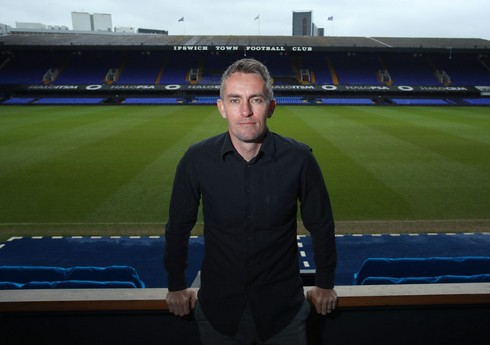 İngiltərə Premyer Liqa klubu baş məşqçisi ilə müqavilə müddətini uzadıb