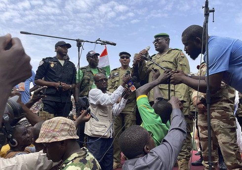 Nigerdə ​​üsyançılar devrilmiş prezidenti vətənə xəyanətdə ittiham edir