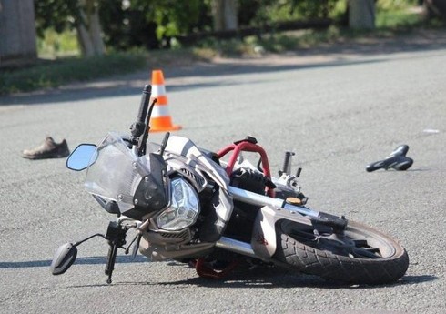 Nizami rayonunda motosikletçini avtomobil vurub 