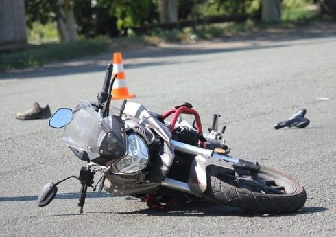 Nəsimi rayonunda avtomobil motosikletçini vuraraq xəsarət yetirib
