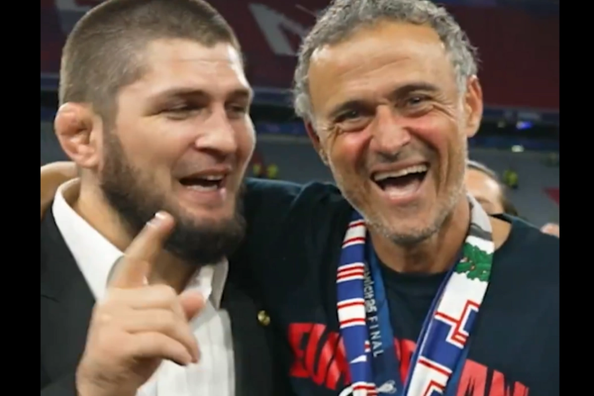 Nurmaqomedov Luis Enrike ilə zarafat etdi - Nurmaqomedov Luis Enrike ilə zarafat etdi -