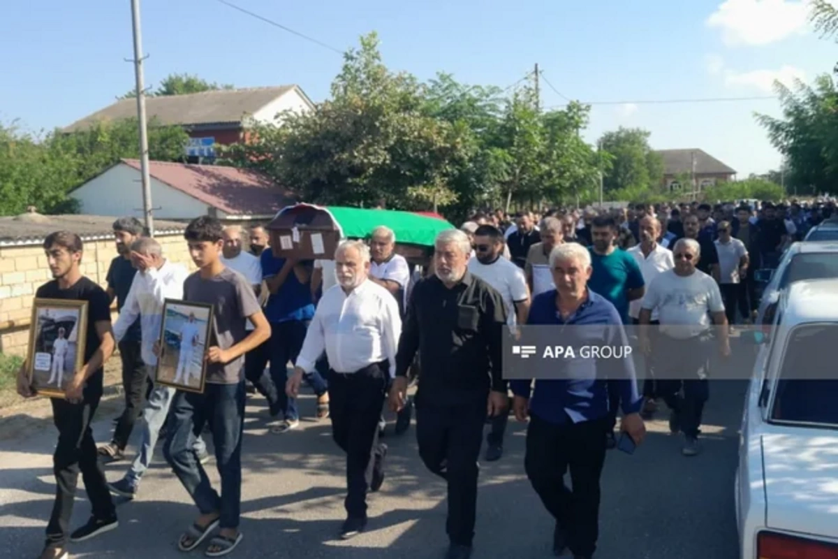 Odessa yaxınlığında vurulan gəminin kapitanı dəfn edildi Odessa yaxınlığında vurulan gəminin kapitanı dəfn edildi