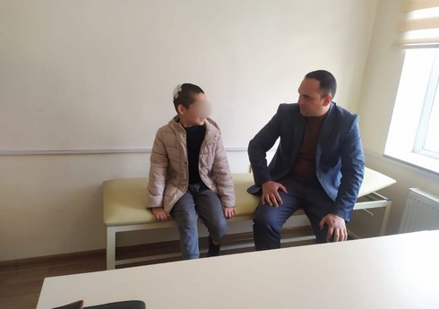 Ombudsmanın nümayəndələri anası tərəfindən xəsarət yetirilən azyaşlının vəziyyəti ilə bağlı araşdırma aparıb