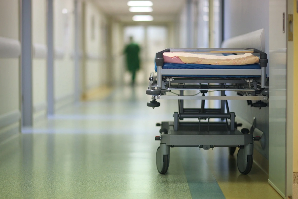 Ot bağlamalarının üzərindən yıxılan 72 yaşlı kişi vəfat edib