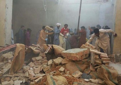 Pakistanda məscidin damı uçub, 15 nəfər ölüb