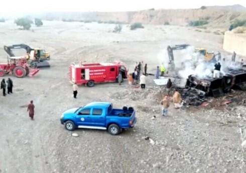 Pakistanda qəzaya düşən avtobus yanıb, 41 sərnişin ölüb