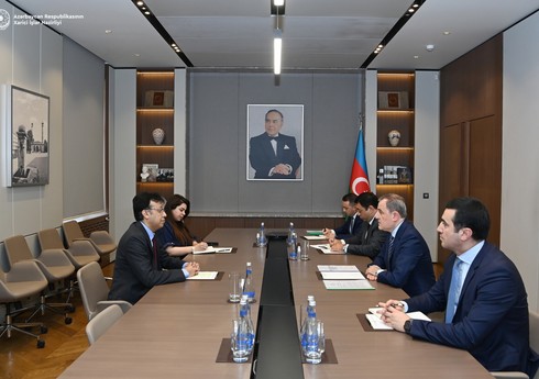 Pakistanın Azərbaycandakı səfiri etimadnaməsinin surətini Ceyhun Bayramova təqdim edib Pakistanın Azərbaycandakı səfiri etimadnaməsinin surətini Ceyhun Bayramova təqdim edib