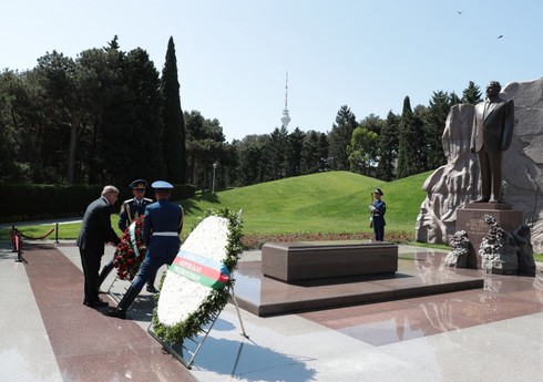 Pakistanın Baş naziri Heydər Əliyevin məzarını ziyarət edib