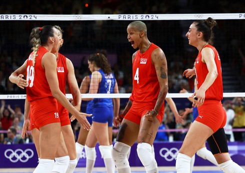 Paris-2024: Türkiyənin voleybol millisi ilk oyunda əzmkar qələbə qazanıb