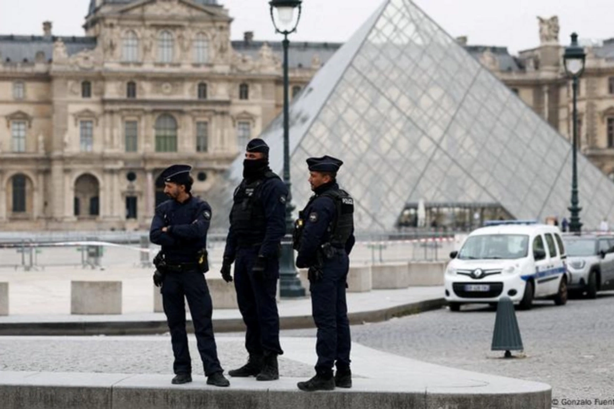 Paris prokuroru Luvr soyğunçuluğu şübhəlilərinin həbsi xəbərinin yayılmasını pisləyib Paris prokuroru Luvr soyğunçuluğu şübhəlilərinin həbsi xəbərinin yayılmasını pisləyib
