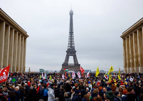 Parisdə minlərlə insan Eyfel qülləsi yaxınlığında aksiya keçirir Parisdə minlərlə insan Eyfel qülləsi yaxınlığında aksiya keçirir