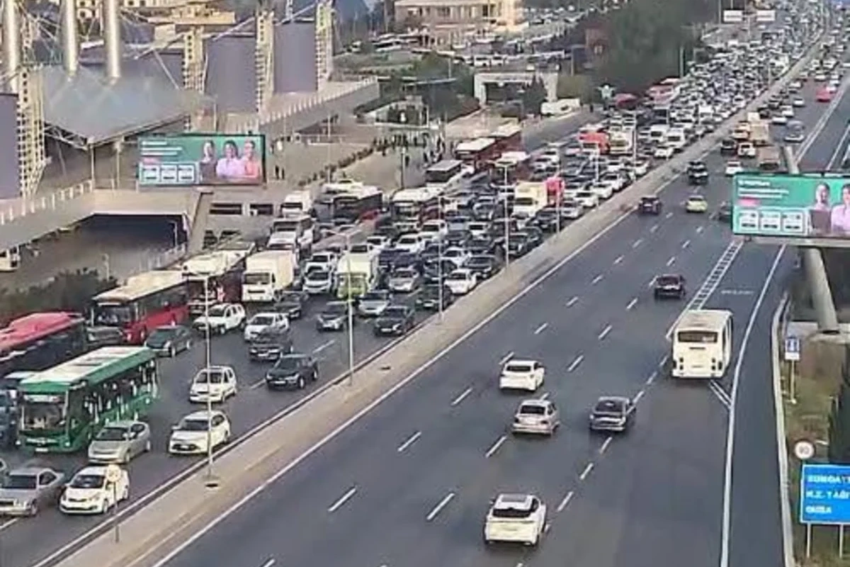 Paytaxtda 15 yolda tıxac var Paytaxtda 15 yolda tıxac var