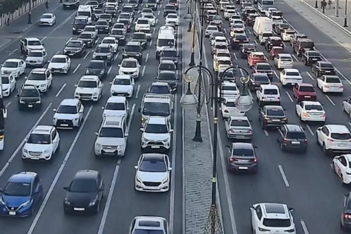 Paytaxtda 20 istiqamətdə sıxlıq var Paytaxtda 20 istiqamətdə sıxlıq var