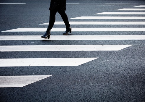 Paytaxtda 35 yaşlı qadını avtomobil vurub