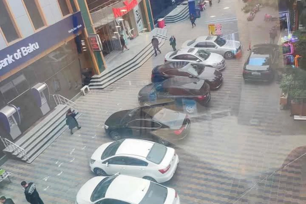 Paytaxtda bir qədər əvvəl quraşdırılan tumbalar kəsildi - Avtomobillər yenidən səkidə park edilir
