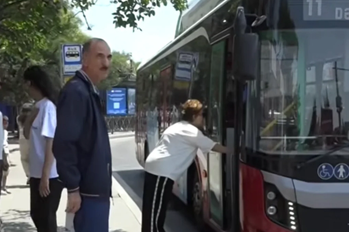 Paytaxtda sərnişinlər kondisionerli dayanacaqdan istifadə edə bilmirlər