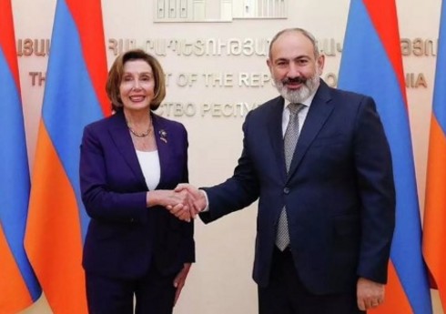 Pelosi İrəvanda Paşinyanla danışıqlar aparıb