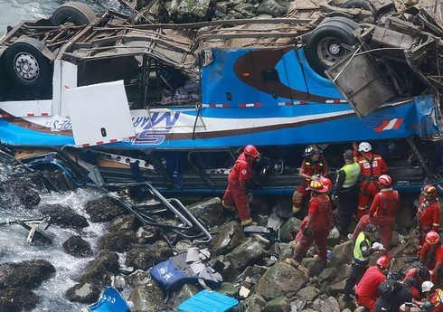 Peruda avtobus uçuruma düşüb, 15 nəfər ölüb