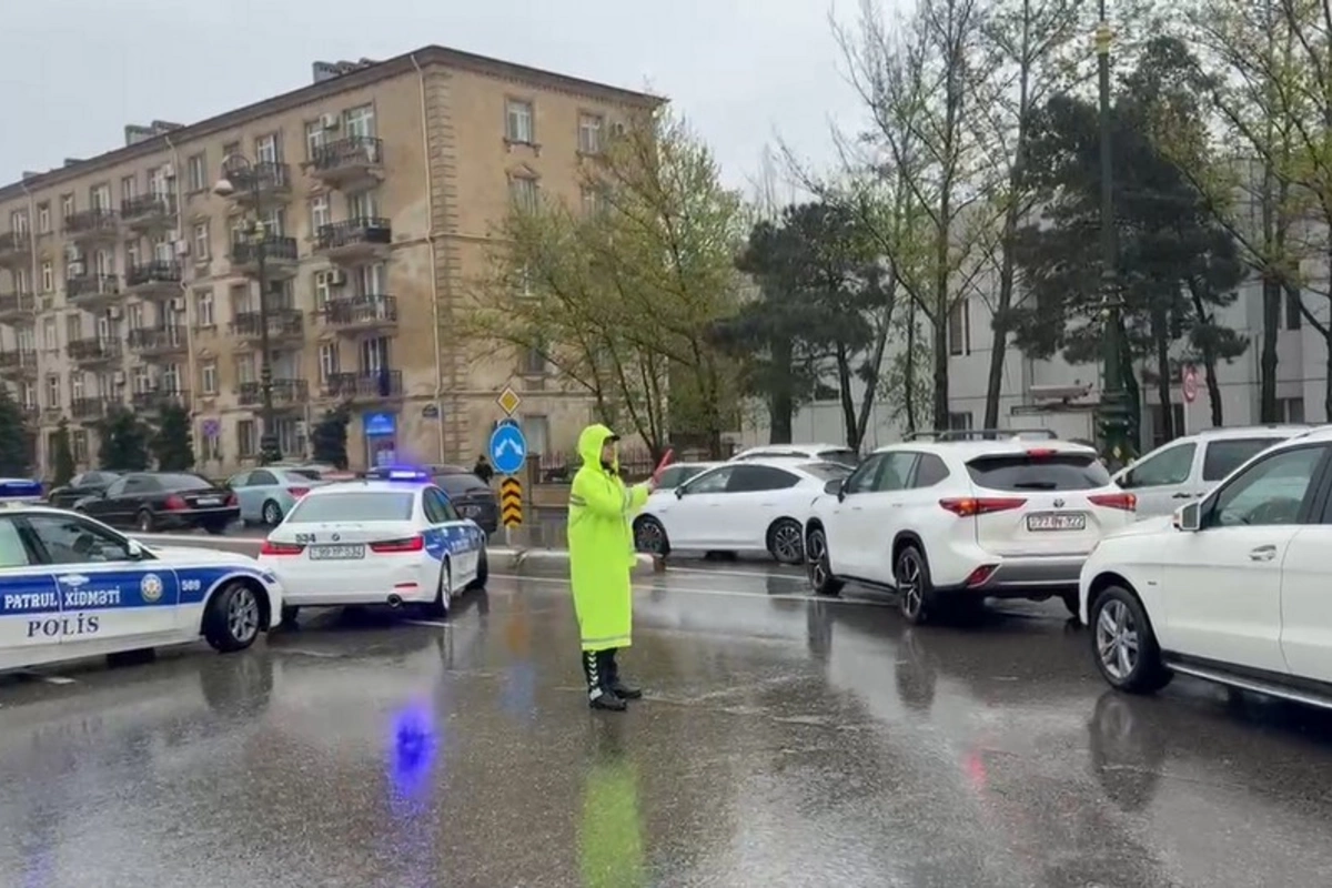 Polis əməkdaşları yolda qalan avtomobillərə köməklik göstərir