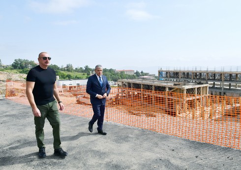 Prezident İlham Əliyev Şuşa şəhər xəstəxanasının binasında tikinti işlərinin gedişi ilə tanış olub