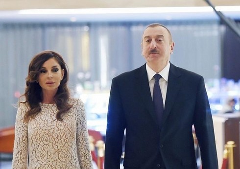 Prezident İlham Əliyev və birinci xanım Mehriban Əliyeva “Qarabağ” və “Qalatasaray” komandaları arasında keçirilən xeyriyyə oyununa baxırlar