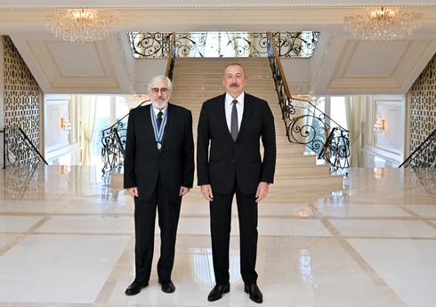 Prezident İlham Əliyev Xalq artisti Oqtay Mirqasımova “İstiqlal” ordenini təqdim edib