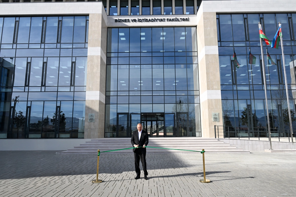 Prezident Qarabağ Universitetinin Biznes və iqtisadiyyat fakültəsinin binasının açılışında iştirak edib Prezident Qarabağ Universitetinin Biznes və iqtisadiyyat fakültəsinin binasının açılışında iştirak edib