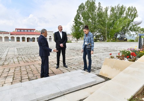 Prezident və birinci xanım Şuşada Xüsusi nümayəndəliyin inzibati binasının qarşısında görüləcək işlərlə tanış olublar