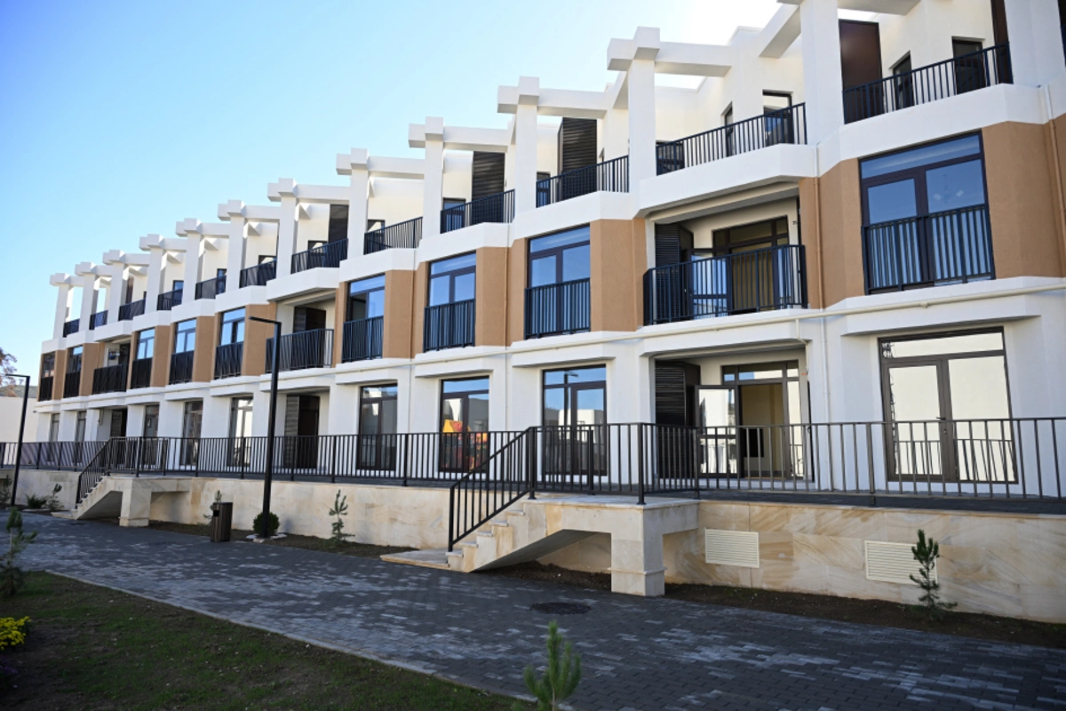 Prezident Zəngilan şəhərində 104 mənzilli yaşayış kompleksində görülmüş işlərlə tanış olub