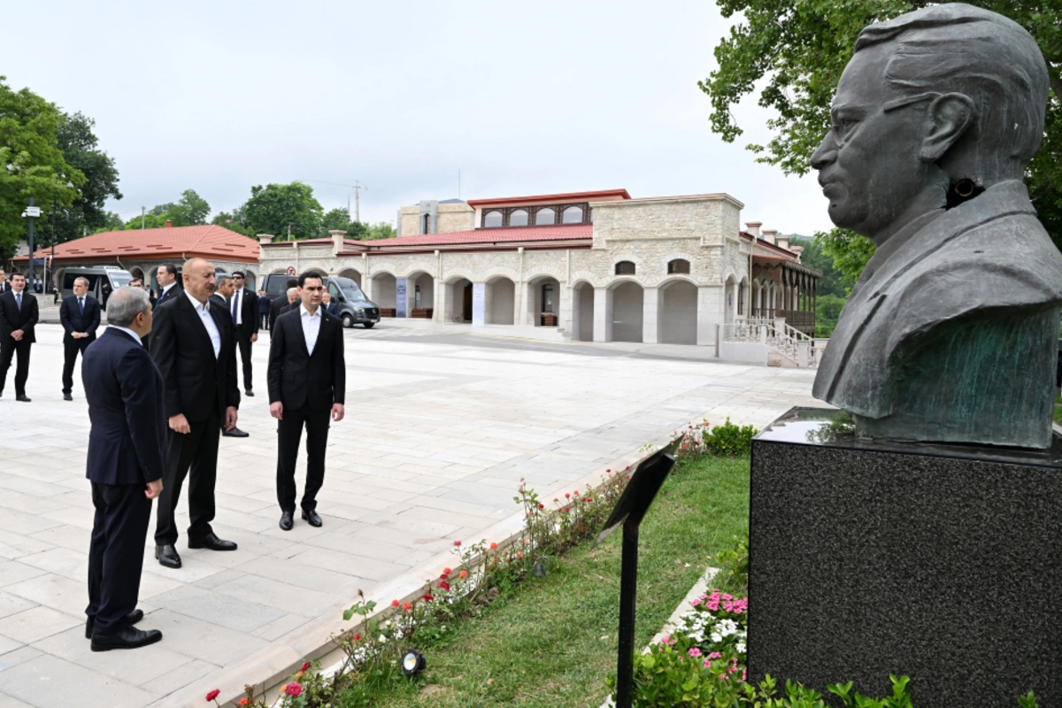 Prezidentlər Şuşada Azərbaycanın tanınmış şəxsiyyətlərinin işğal dövründə güllələnmiş büstlərinə baxıblar