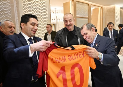 “Qalatasaray” futbol klubunun rəhbəri Prezident İlham Əliyevə xatirə hədiyyələri tədqim edib